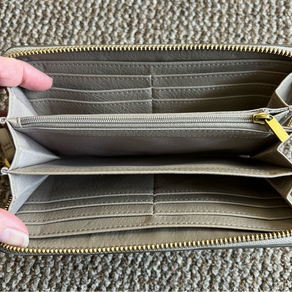 FOSSIL Logan RFID Zip Around Clutch - Picture 5 of 7